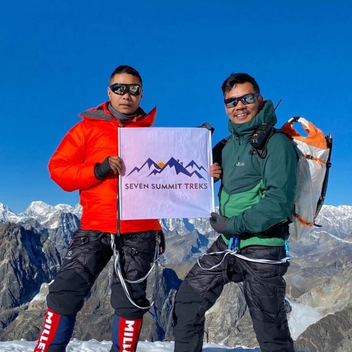 Qatari team scales Mt Amadablam Qatari team scales Mt Amadablam